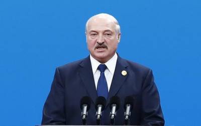 Лукашенко заявил, что «умные люди» давно вернулись к кнопочным телефонам