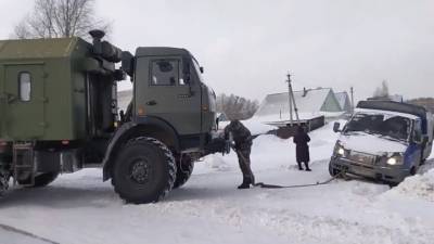 Вести. Новосибирские военные помогли автомобилистам выбраться из снежных заносов