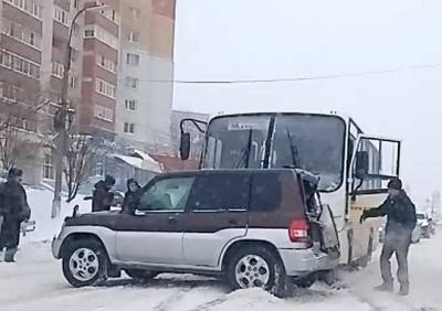 На улице Новоселов автобус попал в ДТП