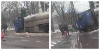 Прямо возле перехода с людьми: в Харькове грузовик "утонул" в асфальте, жуткие кадры