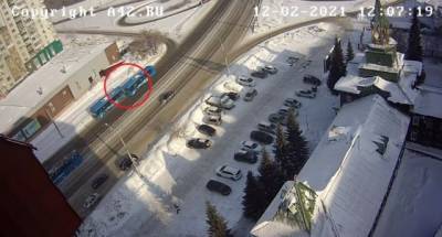 В Новокузнецке момент столкновения двух автобусов попал на видео