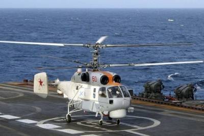 Вертолетчики отработали взлет и посадку на борт корабля в Черном море