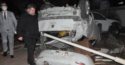 Над турецким Измиром пронесся мощный торнадо: повреждены десятки зданий и авто