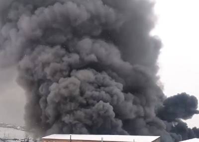 В Красноярске крупный пожар – горит склад ГСМ