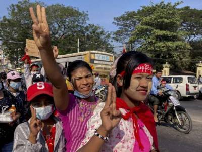 В Мьянме полиция открыла огонь для разгона митингующих