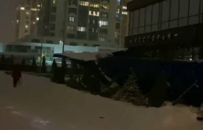 В Киеве крыша известного ресторана не выдержала снегопада и обрушилась: кадры с места ЧП