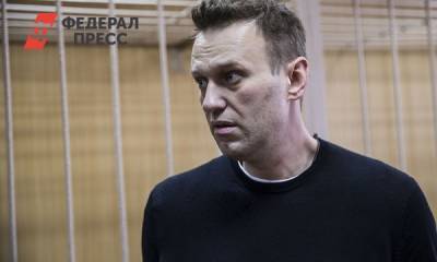У суда устроили акцию в поддержку Навального