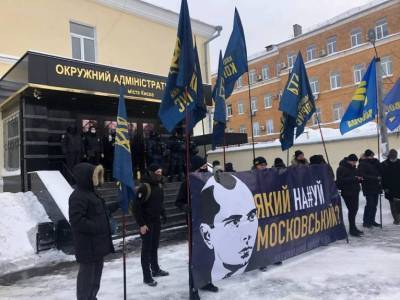 Радикалы в Киеве вышли на пикет против возвращения Московскому проспекту исторического названия