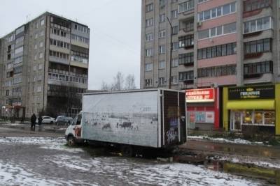 «Ларек на колесах»: неприглядное транспортное средство заставило мэрию Петрозаводска действовать