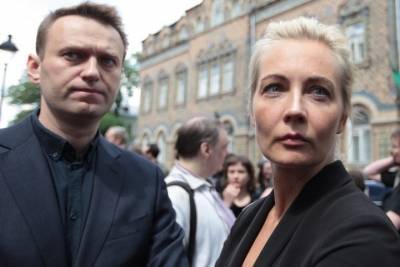 Песков отказался комментировать отъезд жены Навального за границу