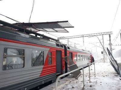 За пассажирами Тверской электрички, на которую рухнул автомобиль, пришлют дополнительные поезда и автобусы