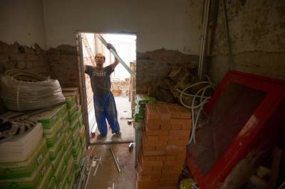 Петербурженка выплатит штраф за самовольный ремонт дома на Репина
