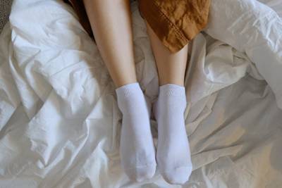 Врач раскрыла пользу носков во время сна и вызвала споры в сети