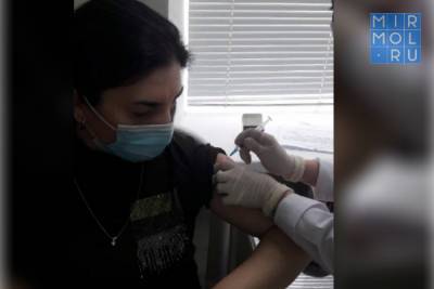 Журналисты газеты «Зори Табасарана» начали вакцинироваться от коронавируса