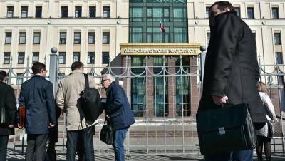 Суд на Васильевском острове эвакуируют второй день подряд