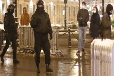 В Петербурге вновь заметили ограждения и автозаки