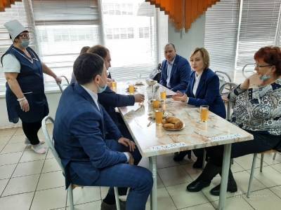 Проверяющих обеды депутатов в липецких школах накормили харчо и гуляшом