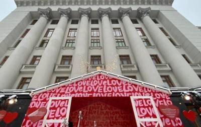 В Киеве на Банковой установили "домик влюбленных"