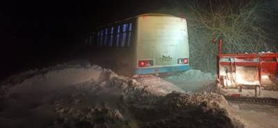 На Буковине спасатели вызволили из снежного плена две маршрутки