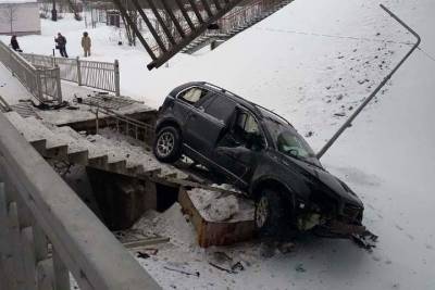 Внедорожник занесло: появилась причина падения «Volvo» рядом с электричкой из Тверской области