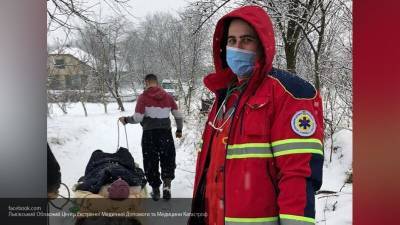 На Западной Украине женщину с инфарктом скорая тащила на санях