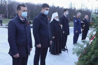 Депутаты ЗСК возложили венки к мемориалу «Жертвам фашизма»