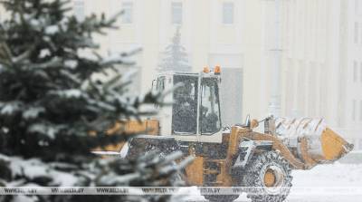 Для уборки улиц в Минске задействовали резервную спецтехнику