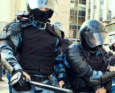 СМИ: Московских полицейских, разгонявших акции протеста, премировали
