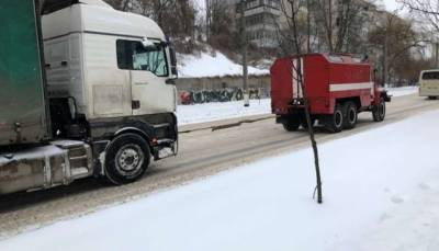 На Житомирщине спасатели вызволили из снега «скорую» и школьные автобусы