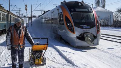 Несколько поездов Укрзализныци задерживаются на 5-6 часов из-за снегопада