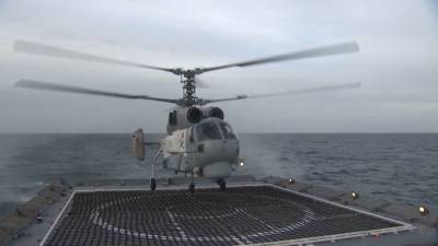 Видео из Сети. Российские вертолетчики показали, как садиться на боевой корабль