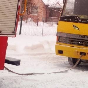 За сутки в Житомирской области спасатели трижды освобождали из снега школьные автобусы. Фото