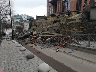 В центре Ростова на проезжую часть обрушилась стена