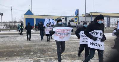 Под Одессой моряки снова перекрыли трассу на Киев: требуют президента (ФОТО)