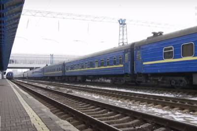 Сотни пассажиров застряли на вокзалах: Укрзализныця задерживает поезда