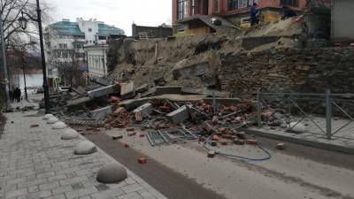 В центре Ростова на дорогу рухнула стена