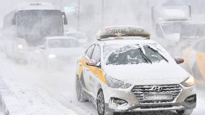 ЦОДД призвал водителей отказаться от поездок на автомобилях из-за снегопада