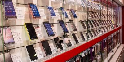 Россиян предупредили о возможной пропаже китайских смартфонов из магазинов