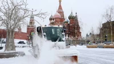 Огромные сугробы и пробки: как Москва справляется с «черной метелью»