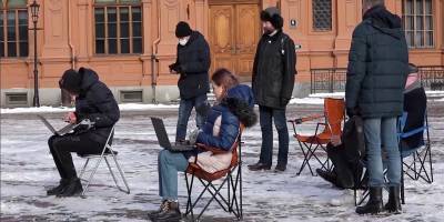 В Риге состоялась малочисленная акция протеста из-за запрета в Латвии российских телеканалов - ТЕЛЕГРАФ