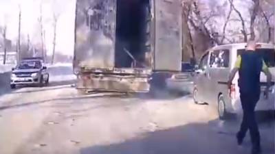 В Новосибирске фура разбила зеркала машин открытой дверью