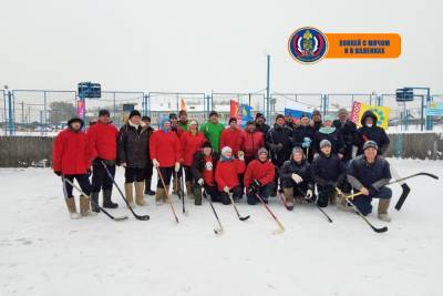 Ивановские чиновники и спасатели сыграли в необычный хоккей