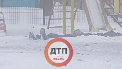 В Киеве возле детского сада мужчина подорвал себя на гранате: видео 18+