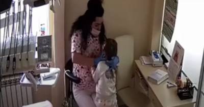 Скандал со стоматологом в Ровно: опубликованы видео, на которых врач душит и бьет детей