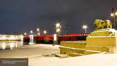 Дворцовый мост Петербурга украсили красными фонарями к китайскому году Быка
