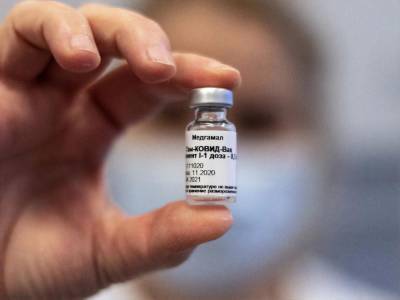 Венгрия начала прививать граждан "Спутником V". Это единственная страна ЕС, использующая российскую вакцину