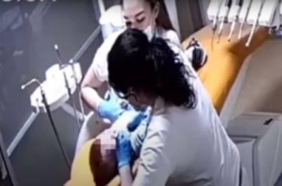 Била головой о кушетку: в Ровно стоматолога уличили в избиении маленьких пациентов. ВИДЕО
