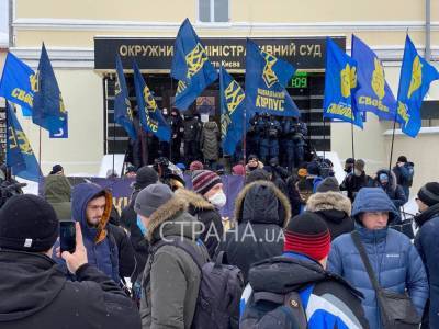 В Киеве пикетируют суд из-за решения о переименовании проспекта Бандеры