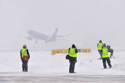 Снегопад задержал более 40 рейсов в аэропортах Москвы