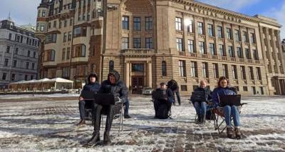 Российское ТВ на Домской площади: протестный флешмоб Русского союза Латвии